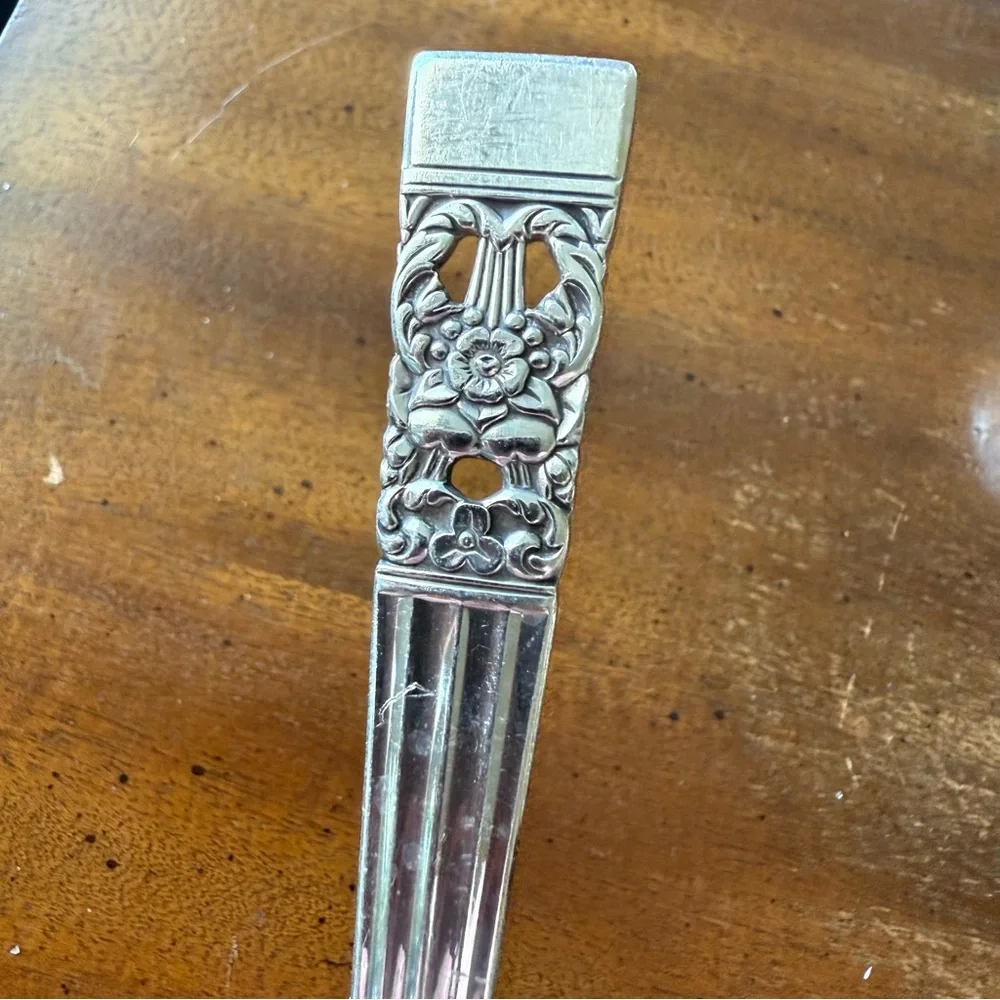 Oneida Community Silver Plate 4 Dinner knives, 2 Spoons 1 Relish Spoon